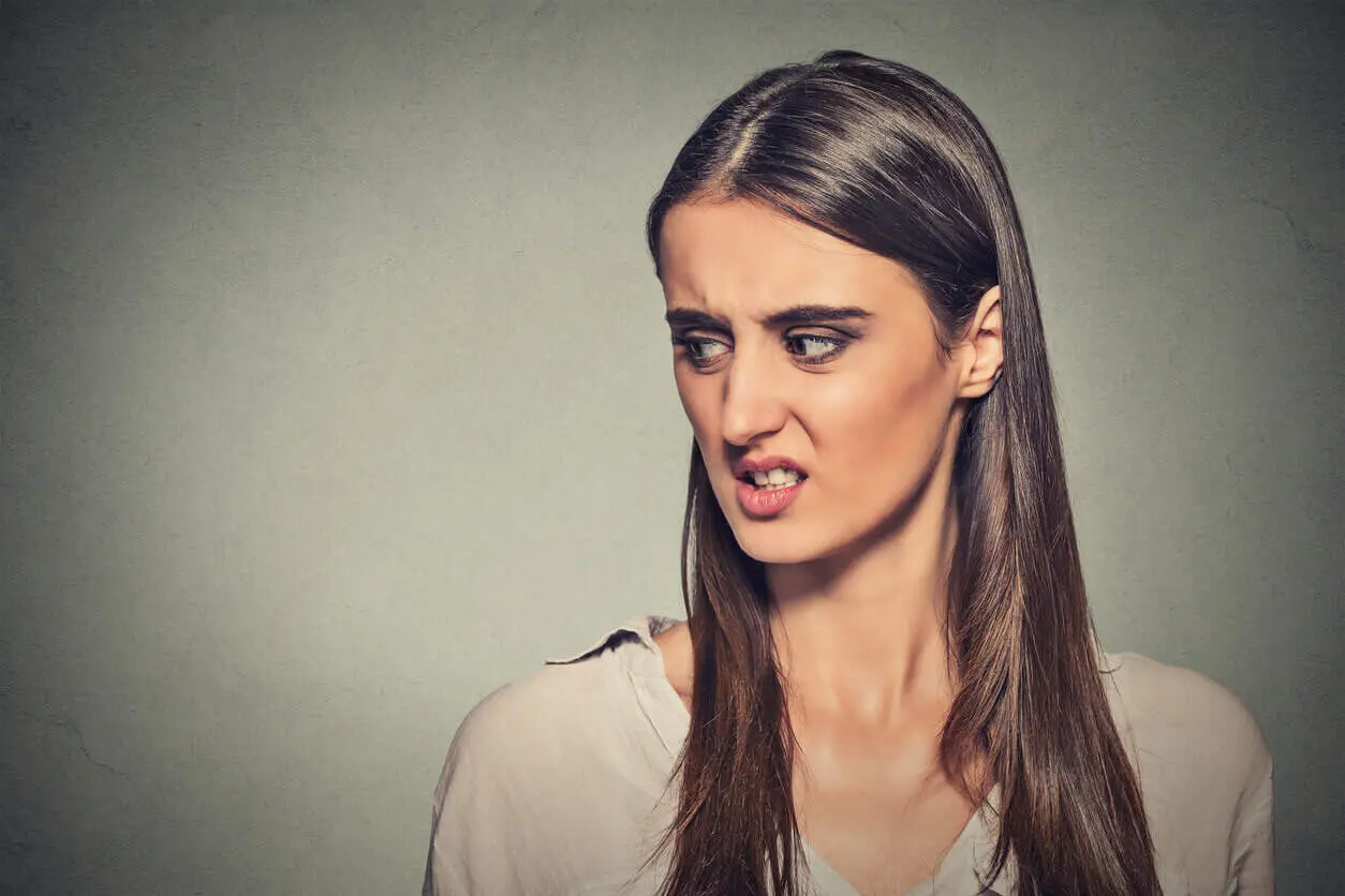 4 Major Problems: Selling a Hoarder House On The Market. Outsider_judgement