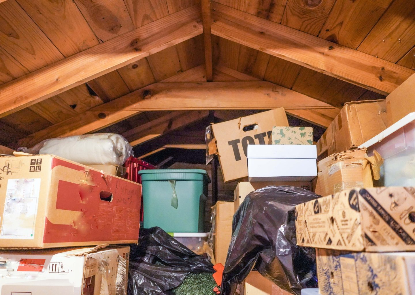 How to Sell a Hoarder House Without Cleaning